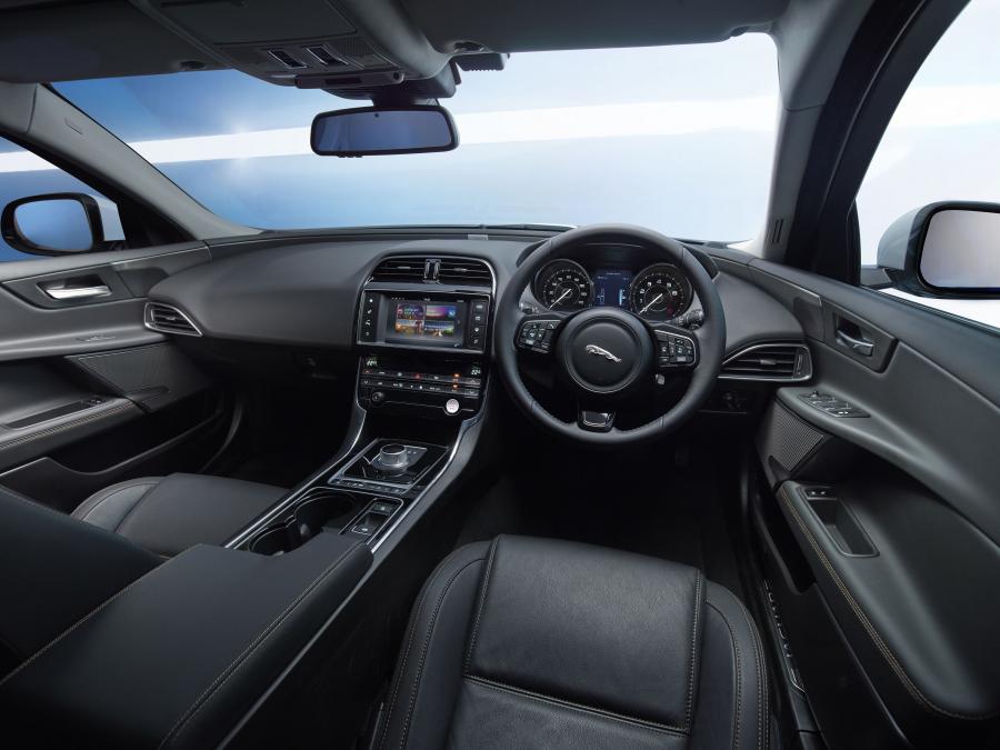  Jaguar XE Prestige 2015 года  (UK) (фото 10 из 15)